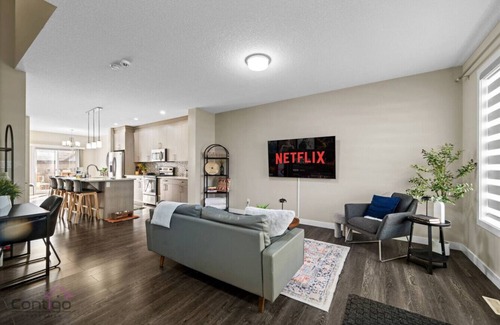 North Central Edmonton House | 4 BR | Pet Friendly | Steps to Stadium & Rogers!
