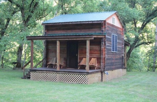 Saint Helens Cabin | #4, Charming 2-bedroom cabin in superb Beattyville with AC