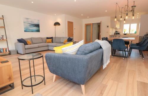Bugford House | Family-Friendly Retreat at 4 Court Terrace, Hillfield Village