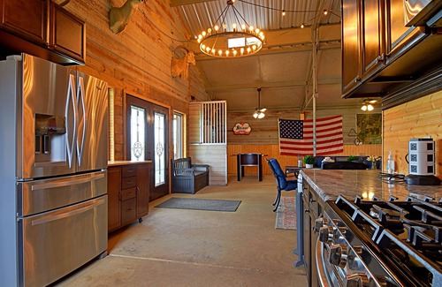 Waelder House | Experience the 4 D Guest Ranch Barndominium with Unique Amenities