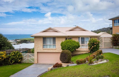 Kianga House | Discover 4 Dawn Parade Kianga: Family & Pet-Friendly Stay