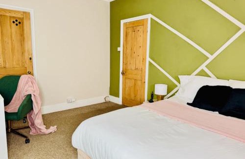 Newmarket House | Updated 4-Bed Hotel with Private Courtyard, Steps from Racing