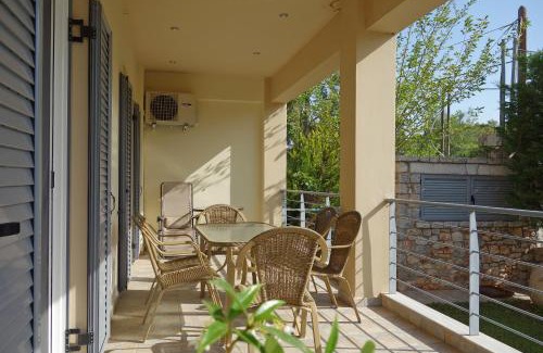 Karvelas Villa | Ideal Family Getaway at 4 Epohes with Kitchen Amenities