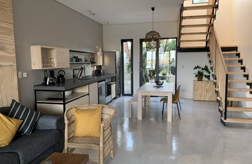 Bloubergstrand House | Top-Rated 4 Friends Mountain View Apartment with Oceanfront Views