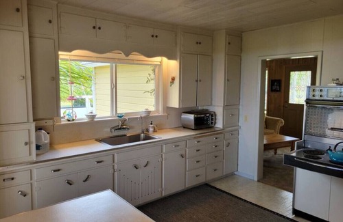 Neah Bay House | Beachfront Cottage: 10/10 Rating with Ocean Views & Pool