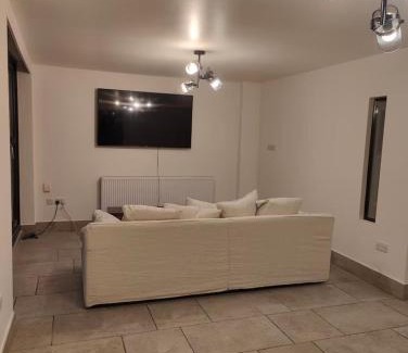 Bolton Apartment | 4 Guests - Bbq - Parking - Garden