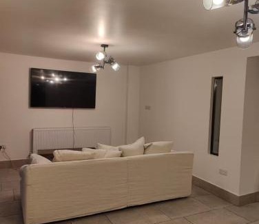Bolton Apartment | 4 Guests - Bbq - Parking - Garden