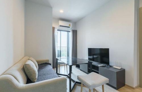 Kabin Buri Apartment | Relax at 4-Ideo New Rama 9: Poolside Comfort & WiFi