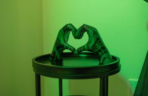 Metropolitan Apartment | 4 King Beds - Sleeps 14 - Projectors - Starland - Massage Chair - Games