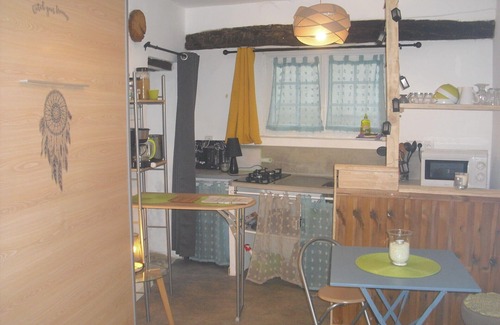 Gordes Apartment | Idyllic Gite for 2 Near Gordes with Pool & Pet Friendly