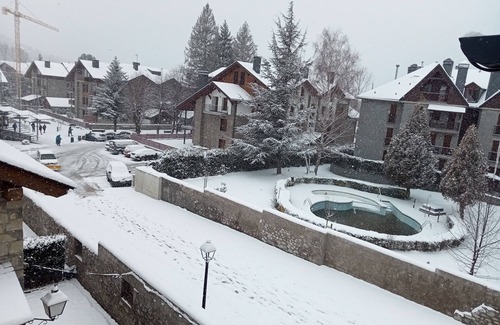 Benasque Apartment | Cozy 4 LIRONES: Explore Our Lake View Dorms & Pool