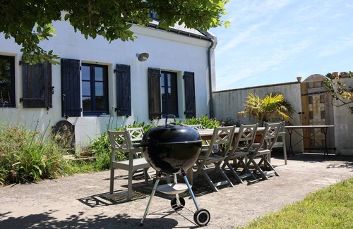 Bangor House | Guest Rated: 10/10 House with Private Garden & Ocean View