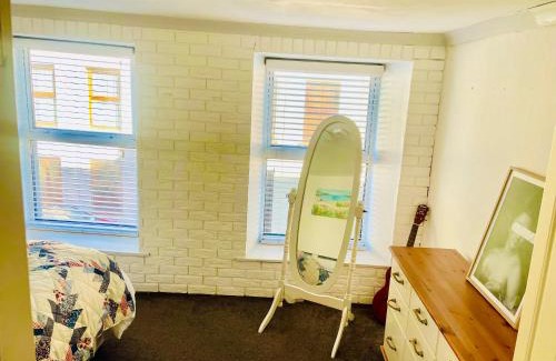 Bantry House | Pet-Friendly Retreat at 4 Market Street with Family Amenities