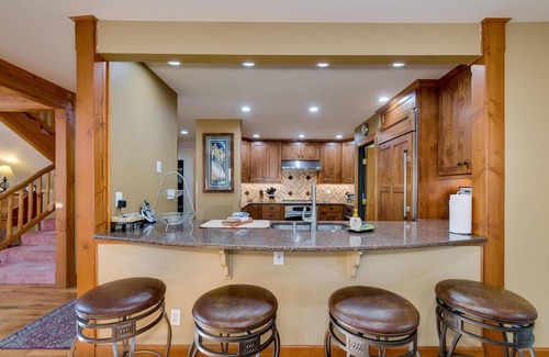 Warrior's Mark House | Family-Friendly Retreat: Walk to Town & Enjoy the Hot Tub