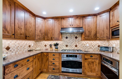 Warrior's Mark House | Family-Friendly Retreat: Walk to Town & Enjoy the Hot Tub