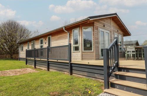 Dobwalls House | Cozy 4-Star Meadow Retreat: Pet-Friendly Gem Awaits