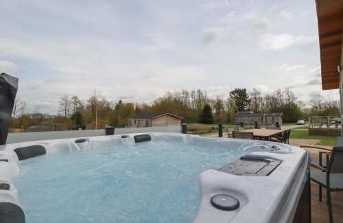 Dobwalls House | Cozy 4-Star Meadow Retreat: Pet-Friendly Gem Awaits