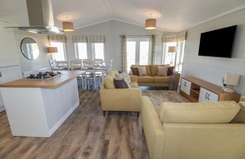 Dobwalls House | Cozy 4-Star Meadow Retreat: Pet-Friendly Gem Awaits
