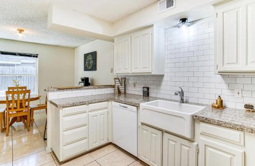 West Arlington House | Pet-Friendly Fort Worth Townhome Near AT&T Stadium