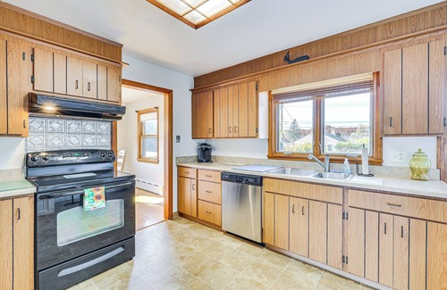 Waterford House | 4 Mi to Beach: Furnished Deck at Waterford Home!