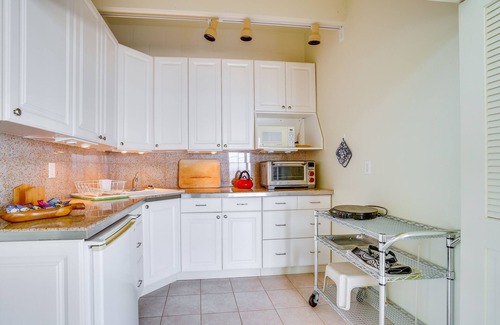 Diamond Head - Kapahulu - St. Louis Apartment | Ocean View Honolulu Hideaway with Balcony & Spa Amenities