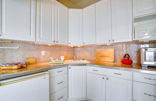 Diamond Head - Kapahulu - St. Louis Apartment | Ocean View Honolulu Hideaway with Balcony & Spa Amenities