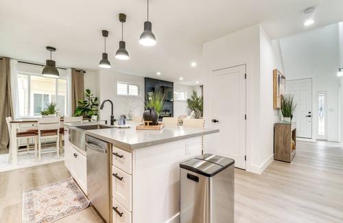 South Tacoma House | 4 Mi to Dtwn: Modern Tacoma Home w/Spacious Yard