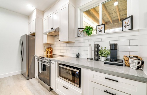 South Tacoma House | 4 Mi to Dtwn: Modern Tacoma Home w/Spacious Yard