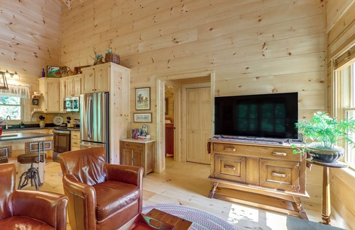 Cherry Log Cabin | 4 Mi to Fall Branch Falls: Peaceful Cabin w/Deck