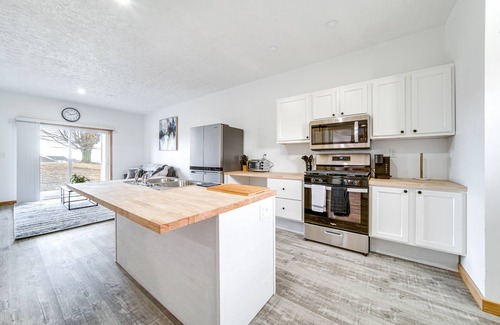 Erie Condo | Sunny Condo with Golf Views and Family-Friendly Amenities