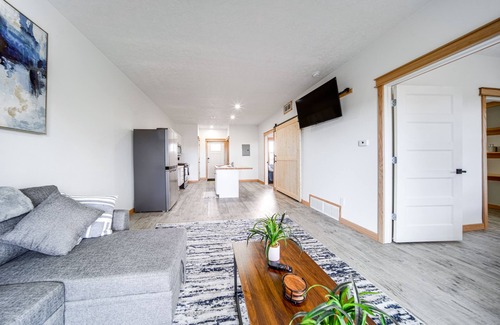 Erie Condo | Sunny Condo with Golf Views and Family-Friendly Amenities