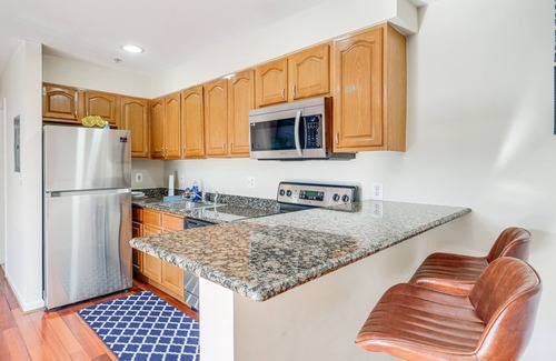 Washington Highlands Condo | Inviting DC Condo with Balcony - 10/10 Guest Rated!