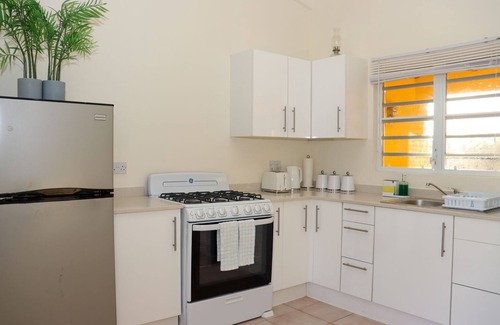 Runaway Bay House | Beachside Bliss: 2BR Retreat with Ocean Views & Family Perks