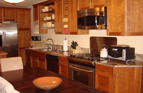Mammoth Lakes Condo | Unmatched Ski Retreat: Steps to Canyon Lodge & Premium Amenities