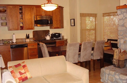 Mammoth Lakes Condo | Unmatched Ski Retreat: Steps to Canyon Lodge & Premium Amenities