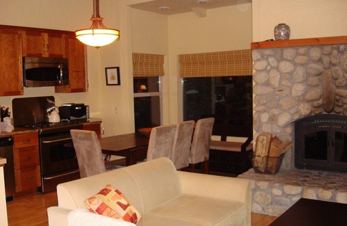 Mammoth Lakes Condo | Unmatched Ski Retreat: Steps to Canyon Lodge & Premium Amenities