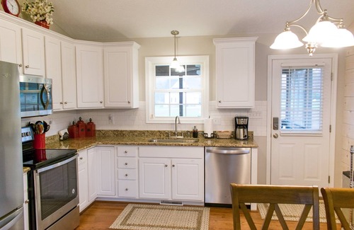 Rustburg House | Convenient Hotel Near Liberty University with Breakfast Included