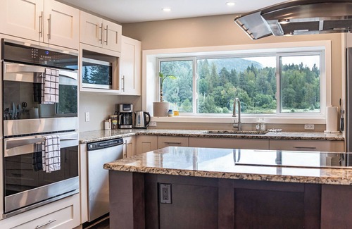 Revelstoke House | 4 minutes to the resort! Private 5-acre retreat with hot tub and amazing views.