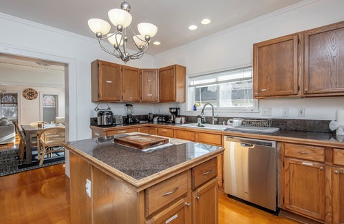 Shorewood House | Pet-Friendly Getaway: Steps from Lake Michigan & Atwater Park