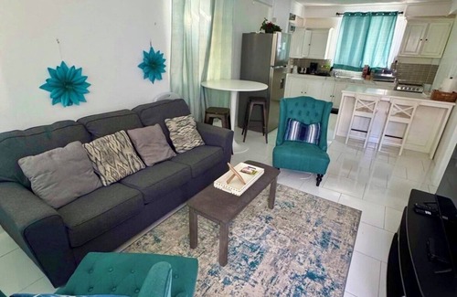 Roseau House | 4 minutes WALK to the capital of Roseau.