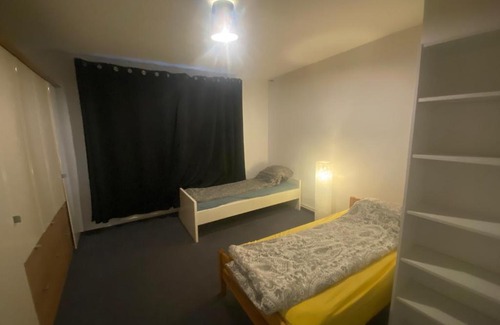 Vahrenwald Apartment | Comfortable 4 Monteuren Apartment: Perfect for Families & Pets