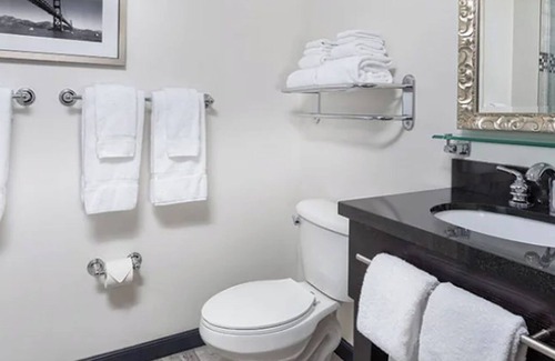 Lower Nob Hill Hotel | Stylish 1BR Deluxe Unit - Steps from JP Morgan Conference