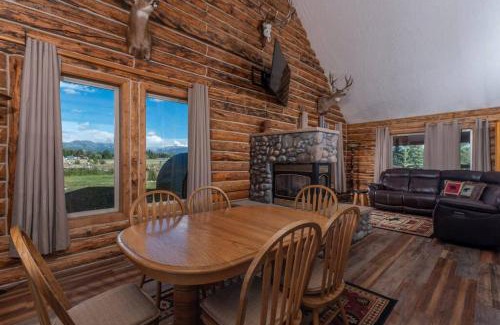 Tetonia House | Stellar 4 Peaks Teton Views Log Cabin - Family-Friendly Retreat