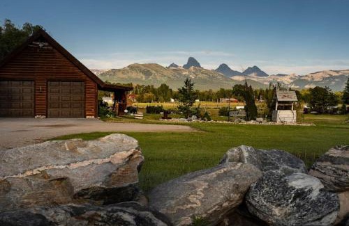 Tetonia House | Stellar 4 Peaks Teton Views Log Cabin - Family-Friendly Retreat