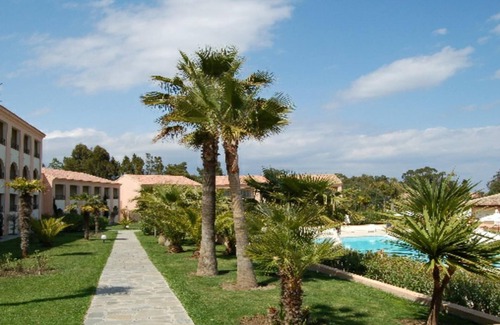 Linguizzetta Apartment | Cozy 4-Person Apartment Steps from the Beach with Pools