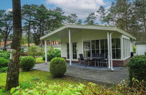 Beekbergen-Zuid House | Family-Friendly Chalet with 2 Bedrooms and Terrace