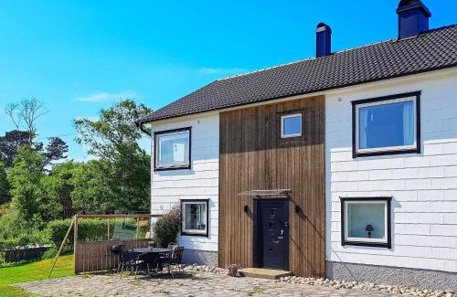 Edshultshall House | Cozy 4-Person Holiday Home in H LLEVIKSSTRAND