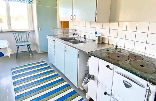 Hallstavik House | Cozy 4-Person Holiday Home in Hallstavik with Breakfast