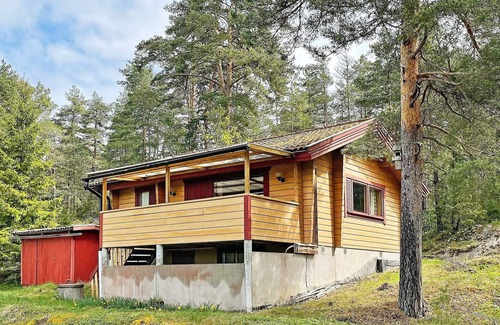 Otterstad House | Cozy Holiday Home for 4 in Lidköping with Breakfast