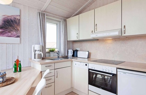 Lensterstrand House | Cozy Holiday Home for 4 in Groemitz with Ocean View